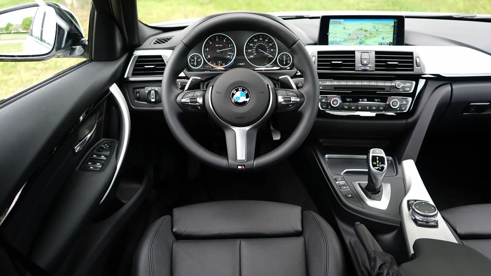 Unutrašnjost BMW F30 serije 3 sa iDrive ekranom, instrument tablom i automatskim menjačem