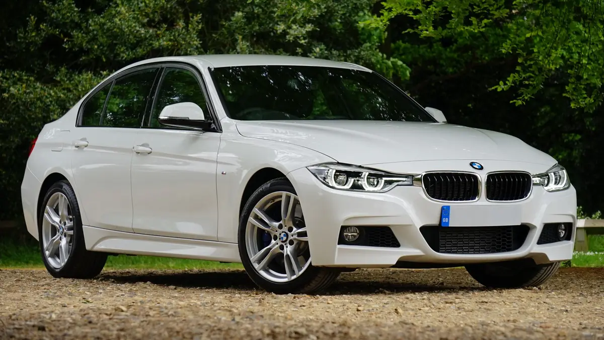Beli BMW serije 3 F30 parkiran napolju