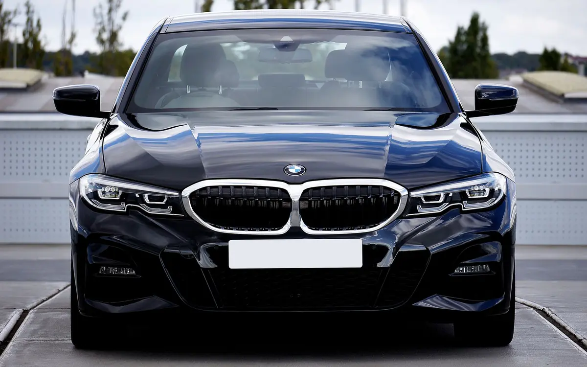 BMW serije 3 spreda, sa upaljenim svetlima