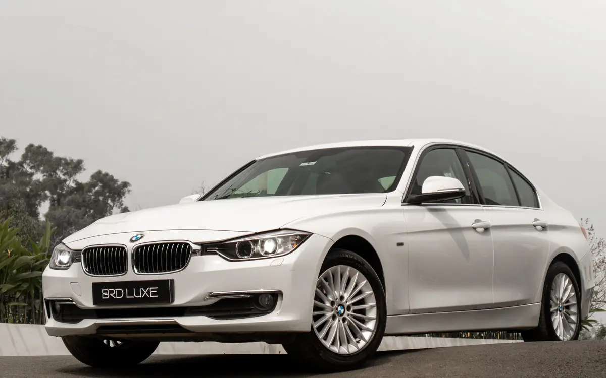 Beli BMW parkiran, prednji trocetvrtinski ugao