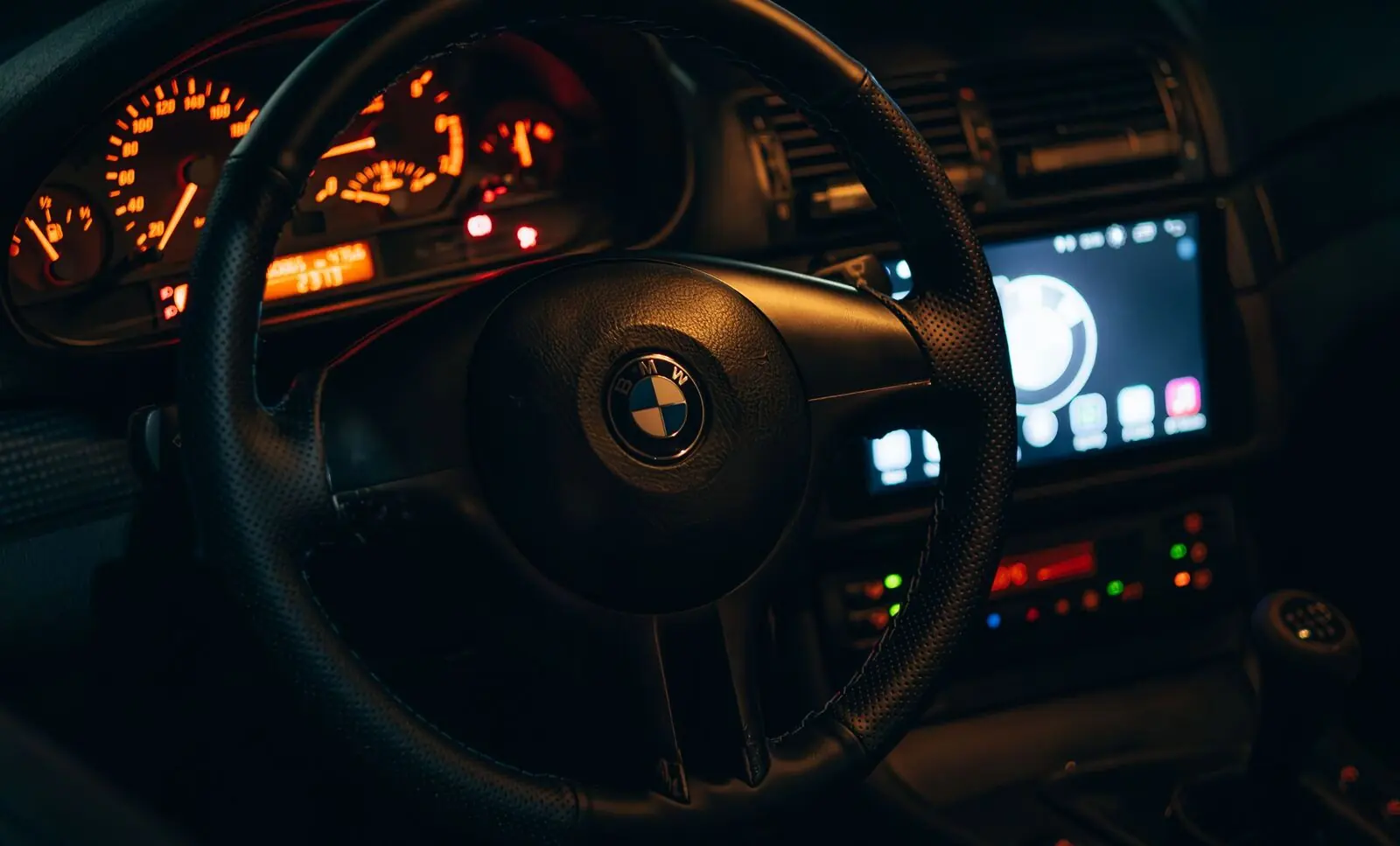 Instrument tabla BMW-a nocu, osvetljeni instrumenti i ekran