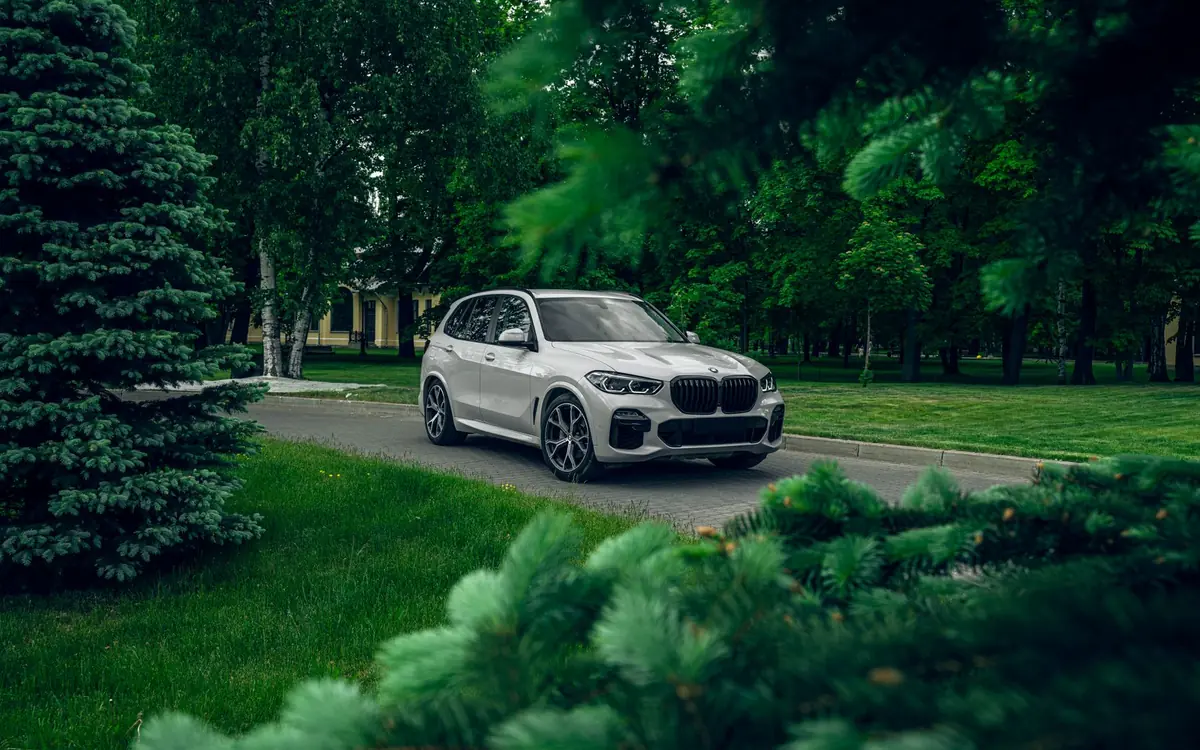 Beli BMW X5 parkiran